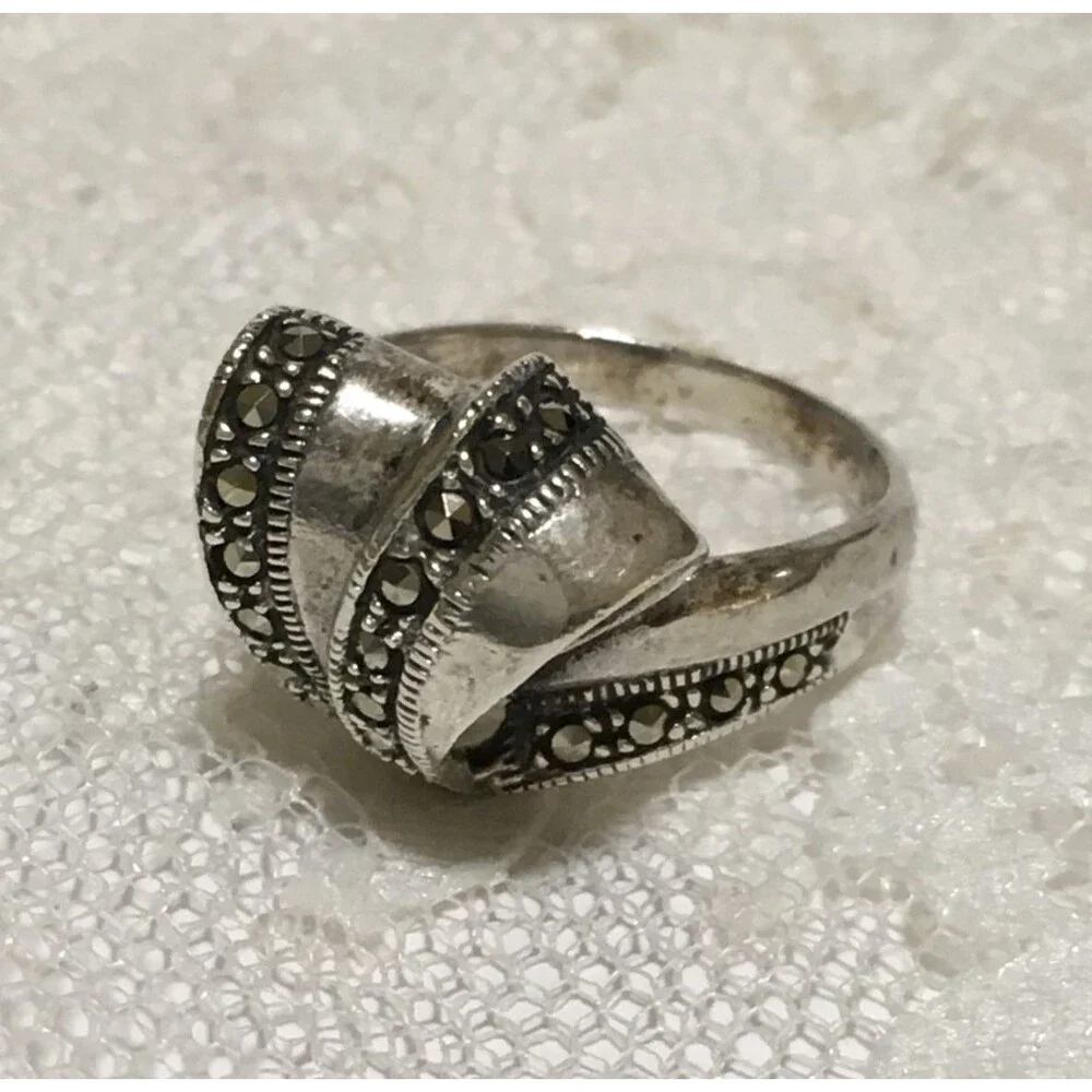 Vintage Sterling Silver Ring Womens Sz 8.25 Ribbon Bow design Marcasite Accents